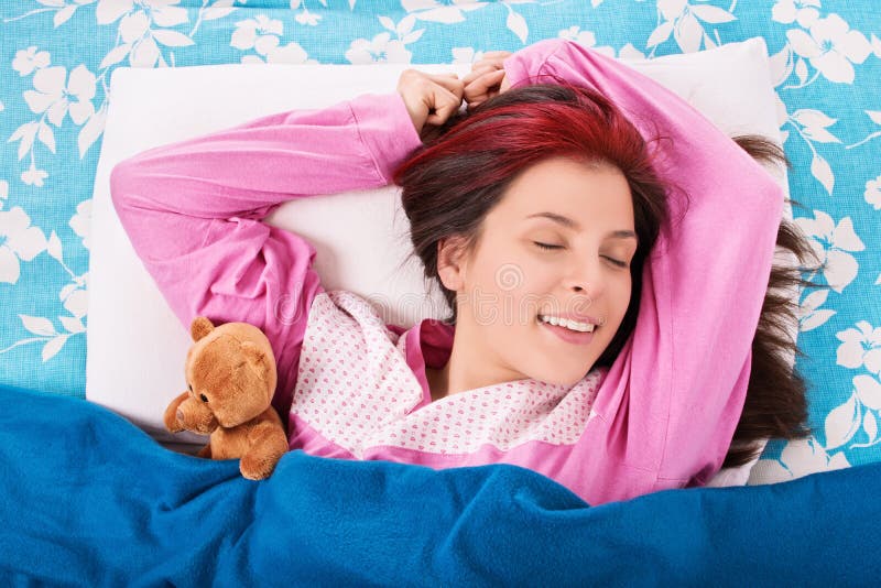 Ragazza che sveglia da un sonno della buona notte immagini stock Ragazza che sveglia da un sonno della buona notte immagini stock