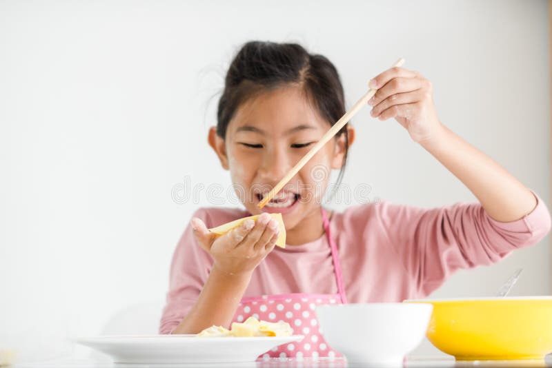 Ragazza che tiene gnocco casalingo in sua mano, concetto di stile di vita fotografie stock libere da diritti Ragazza che tiene gnocco casalingo in sua mano, concetto di stile di vita fotografie stock libere da diritti