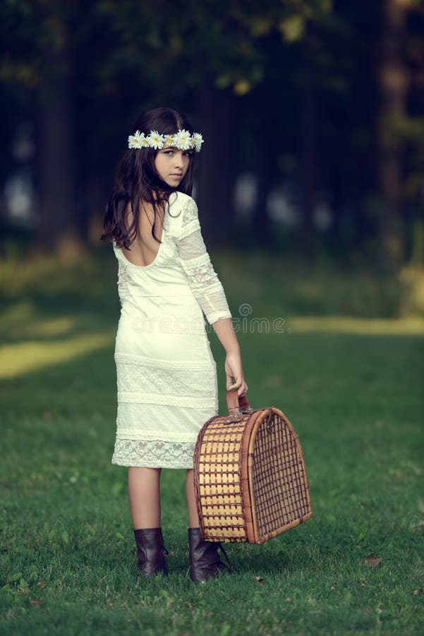 Ragazza che tiene un canestro di picnic immagine stock Ragazza che tiene un canestro di picnic immagine stock