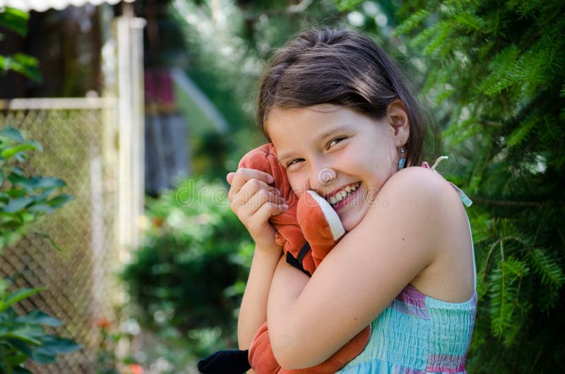 Ragazza che tiene un giocattolo fotografia stock