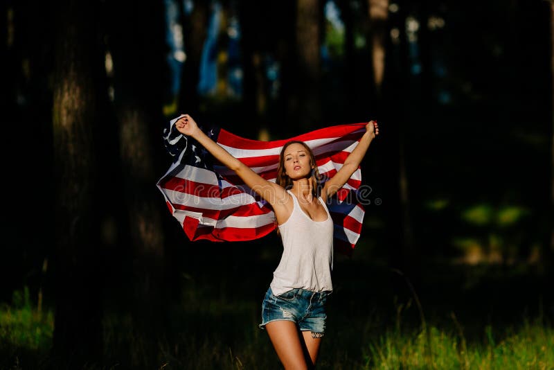 Ragazza con bandiera americana in mano immagini stock Ragazza con bandiera americana in mano immagini stock
