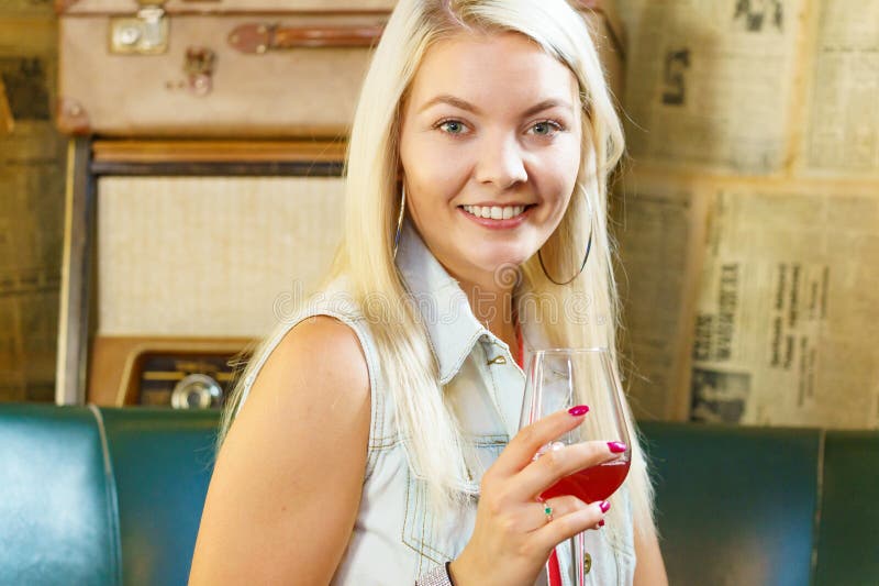 Ragazza con bicchiere di alcol in un pub fotografia stock libera da diritti