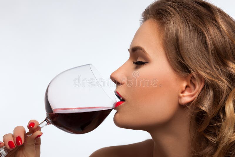 Ragazza con bicchiere di vino immagine stock libera da diritti Ragazza con bicchiere di vino immagine stock libera da diritti