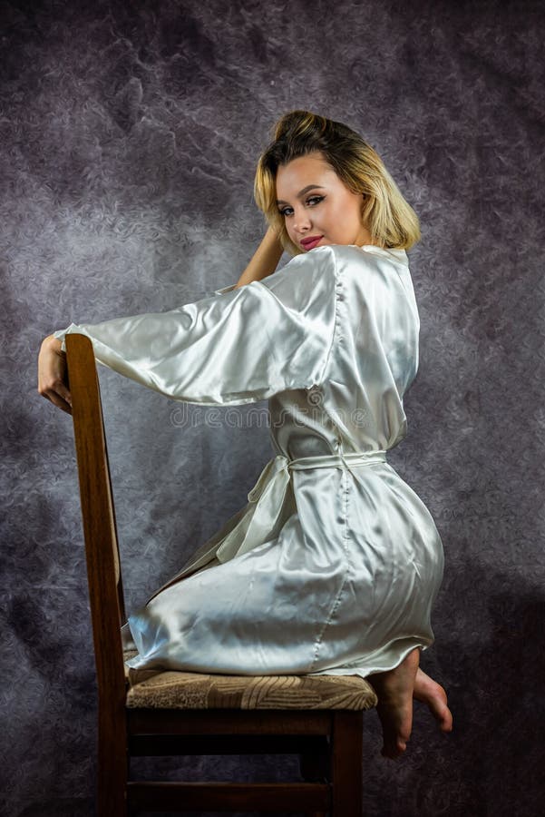 Ragazza con capelli e trucco fantastici in veste erotica bianca e biancheria intima in studio. immagine stock libera da diritti