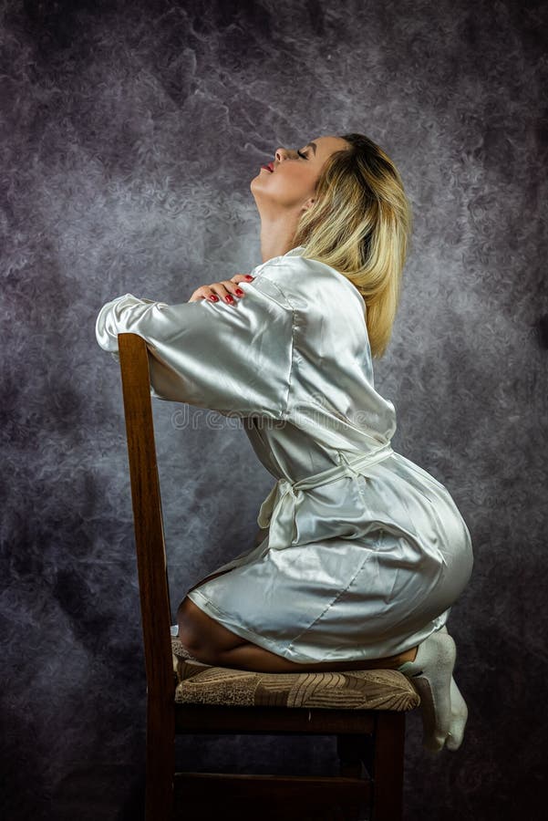 Ragazza con capelli e trucco fantastici in veste erotica bianca e biancheria intima in studio. fotografie stock libere da diritti