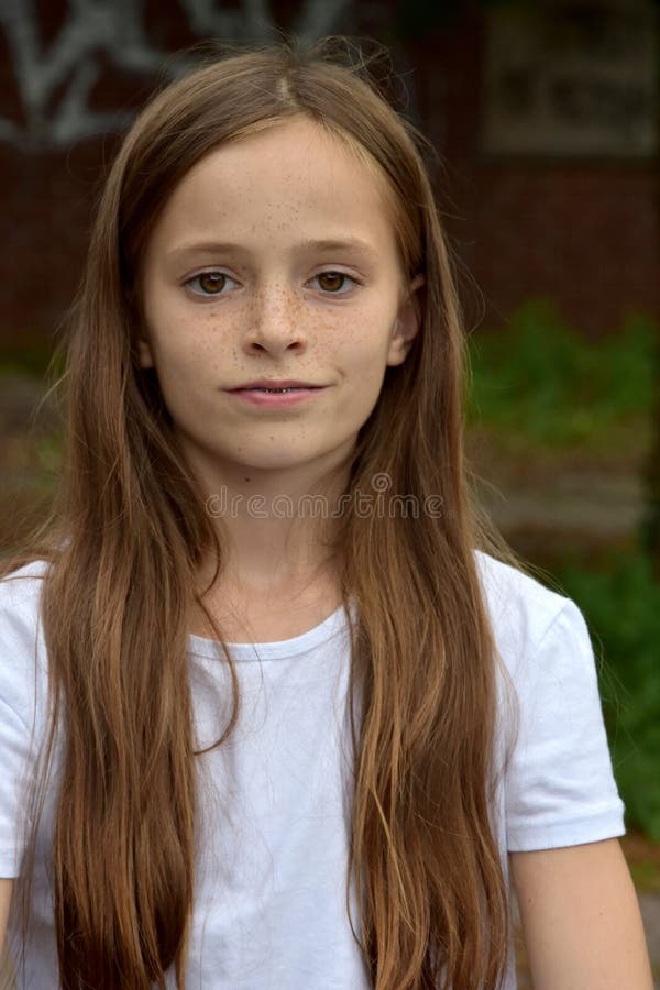Ragazza con capelli marroni lunghi fotografia stock Ragazza con capelli marroni lunghi fotografia stock