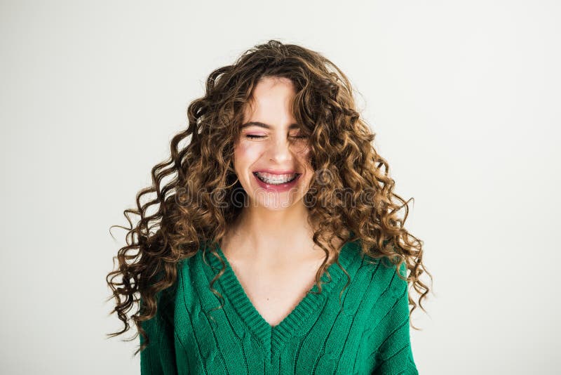Ragazza con capelli ricci al parrucchiere alla parete bianca Ragazza parigina in vestiti di inverno Sguardo di modo e concetto di fotografia stock Ragazza con capelli ricci al parrucchiere alla parete bianca Ragazza parigina in vestiti di inverno Sguardo di modo e concetto di fotografia stock