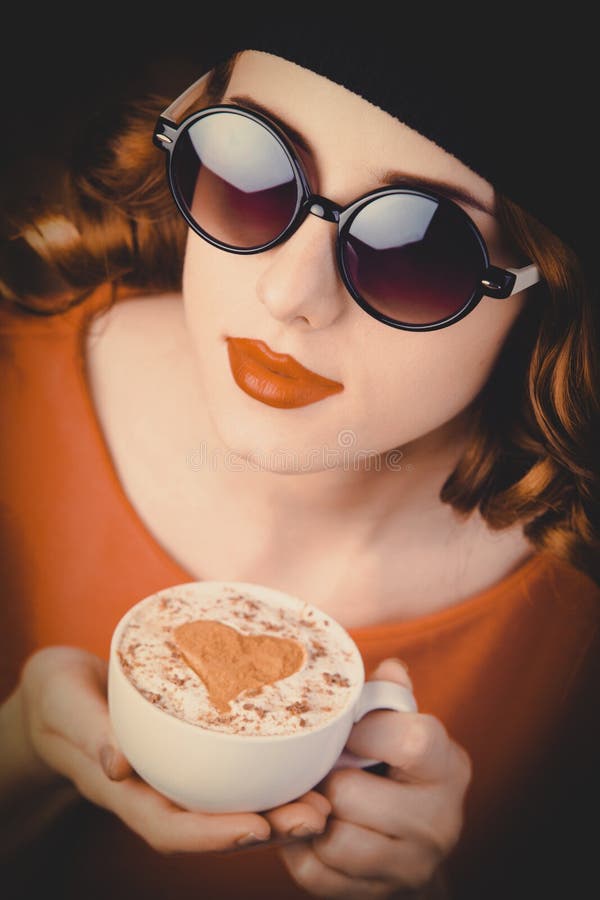 Ragazza con capelli ricci che tengono una tazza di caffè fotografie stock Ragazza con capelli ricci che tengono una tazza di caffè fotografie stock