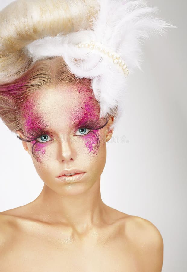 Ragazza con Fuzzy Feathers e Art Makeup fantastico immagini stock libere da diritti Ragazza con Fuzzy Feathers e Art Makeup fantastico immagini stock libere da diritti
