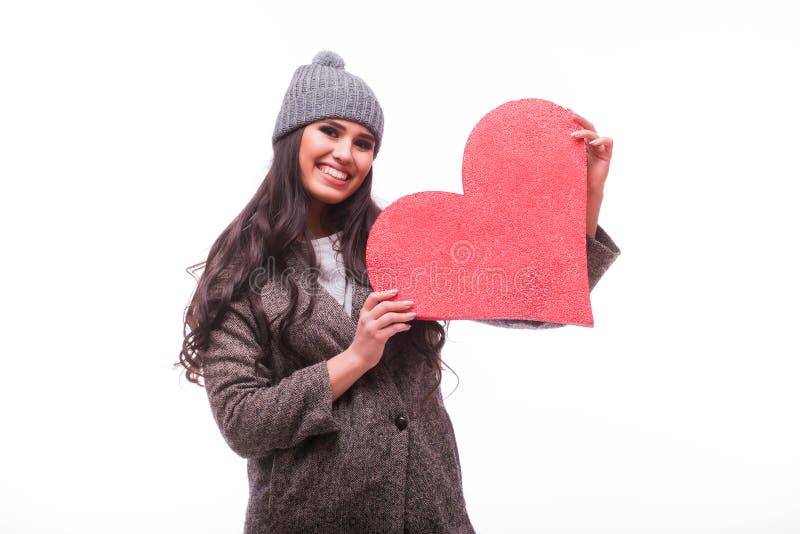 Ragazza con grande cuore rosso fotografia stock libera da diritti Ragazza con grande cuore rosso fotografia stock libera da diritti