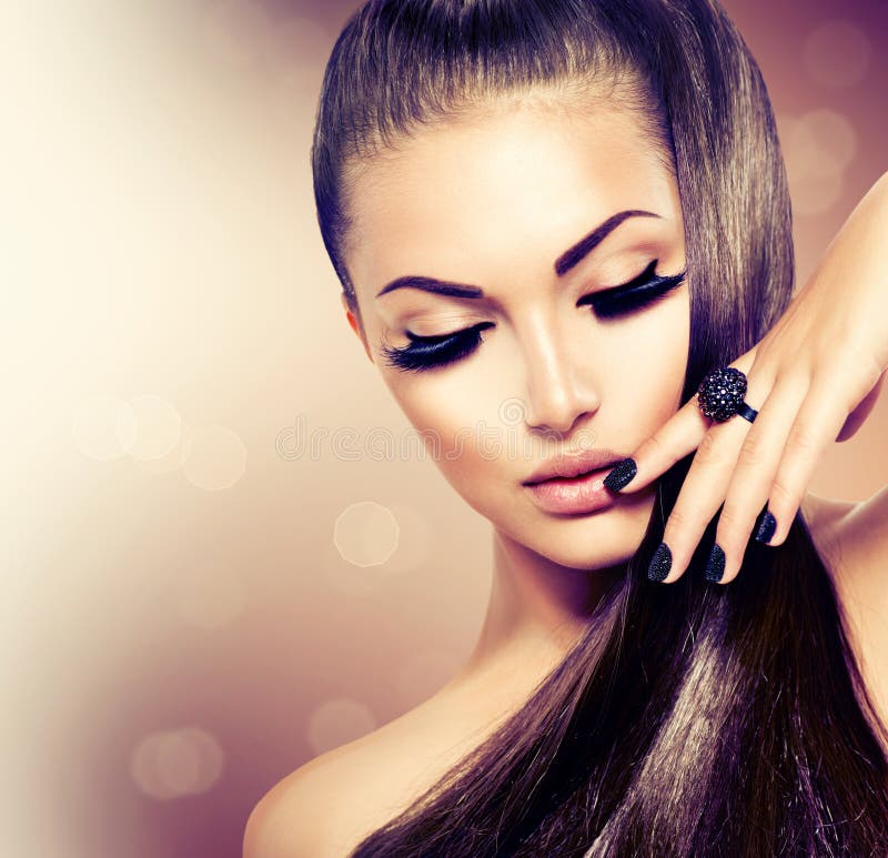 Ragazza con i capelli sani lunghi di Brown fotografia stock libera da diritti Ragazza con i capelli sani lunghi di Brown fotografia stock libera da diritti