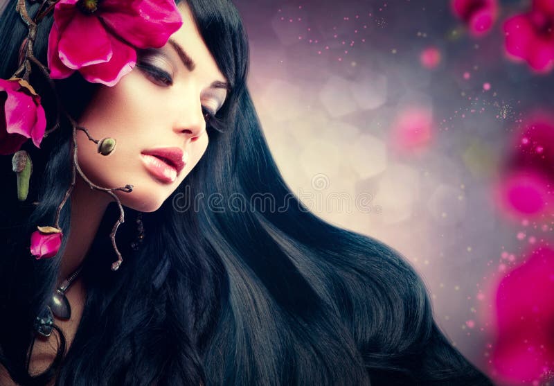 Ragazza con i fiori porpora in suoi capelli fotografia stock Ragazza con i fiori porpora in suoi capelli fotografia stock