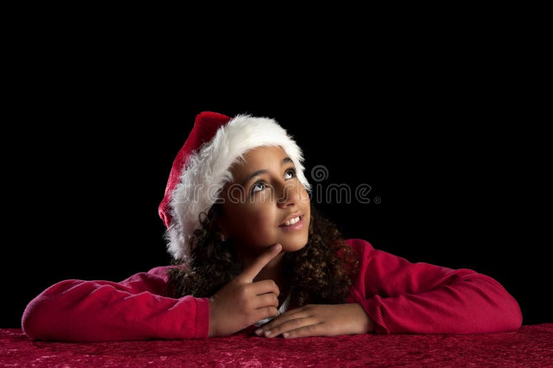 Ragazza con il cappello di christas sul nero fotografie stock libere da diritti Ragazza con il cappello di christas sul nero fotografie stock libere da diritti