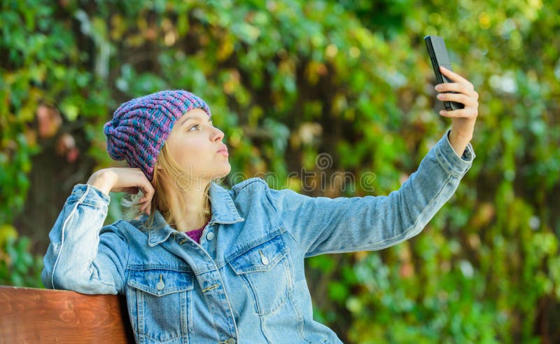 Ragazza con il fondo della natura di verde dello smartphone Donna che ha conversazione mobile Comunicazione su mezzi mobili e ret fotografia stock Ragazza con il fondo della natura di verde dello smartphone Donna che ha conversazione mobile Comunicazione su mezzi mobili e ret fotografia stock