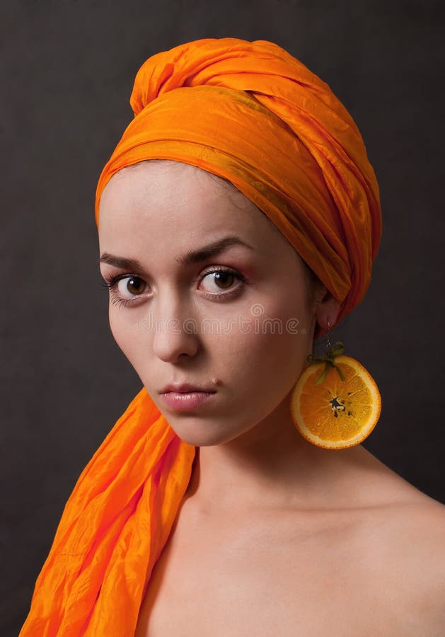 Ragazza con il foulard arancione
