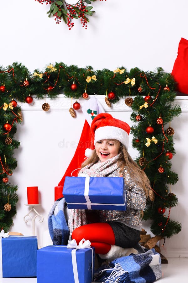 Ragazza con il fronte emozionante su fondo bianco Sig.na Santa fotografie stock libere da diritti Ragazza con il fronte emozionante su fondo bianco Sig.na Santa fotografie stock libere da diritti