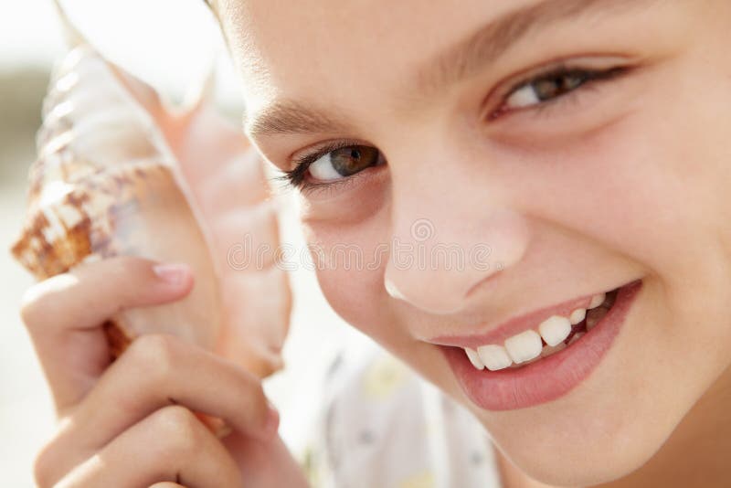 Ragazza con il seashell fotografia stock libera da diritti Ragazza con il seashell fotografia stock libera da diritti