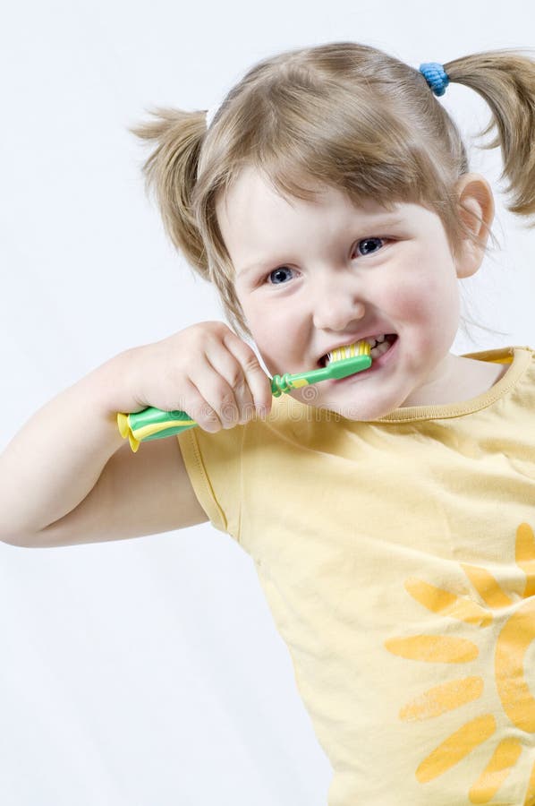 Ragazza con il toothbrush fotografia stock libera da diritti Ragazza con il toothbrush fotografia stock libera da diritti