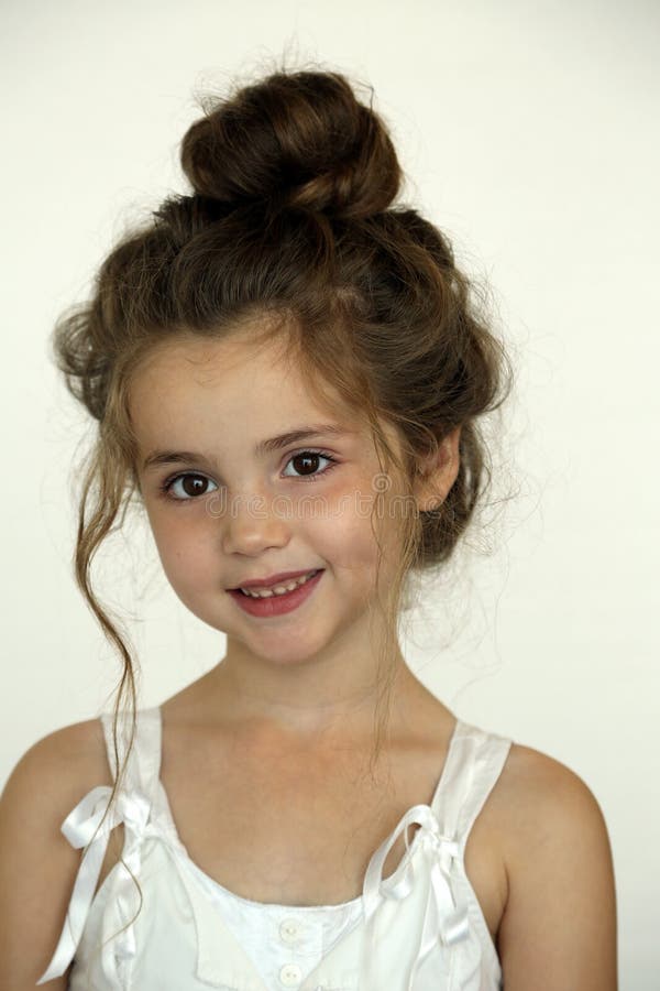 Ragazza con il updo immagine stock libera da diritti Ragazza con il updo immagine stock libera da diritti