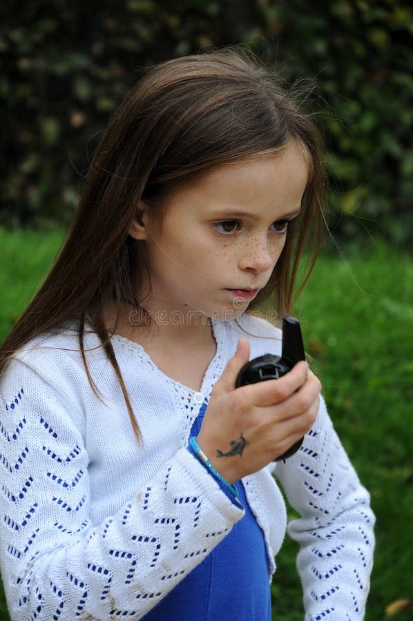 Ragazza con il walkie-talkie fotografia stock libera da diritti Ragazza con il walkie-talkie fotografia stock libera da diritti