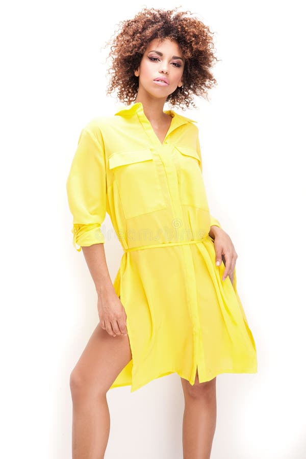 Ragazza con l'afro in vestito giallo immagine stock Ragazza con l'afro in vestito giallo immagine stock