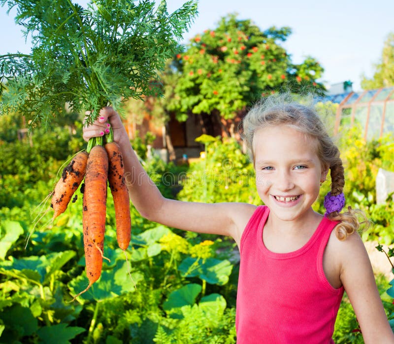Ragazza con la carota fotografia stock libera da diritti Ragazza con la carota fotografia stock libera da diritti