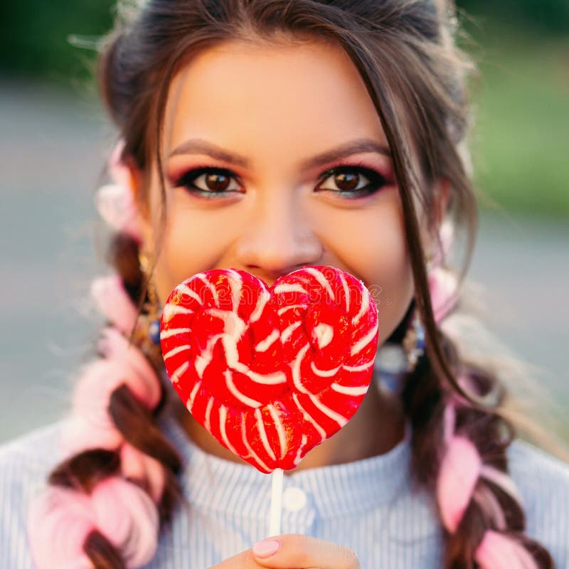 Ragazza con la lecca-lecca Donna del modello di fascino di bellezza con la caramella variopinta dolce della lecca-lecca dei capel fotografia stock Ragazza con la lecca-lecca Donna del modello di fascino di bellezza con la caramella variopinta dolce della lecca-lecca dei capel fotografia stock