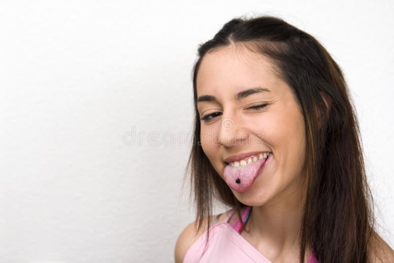 Ragazza con la linguetta penetrante immagine stock libera da diritti Ragazza con la linguetta penetrante immagine stock libera da diritti