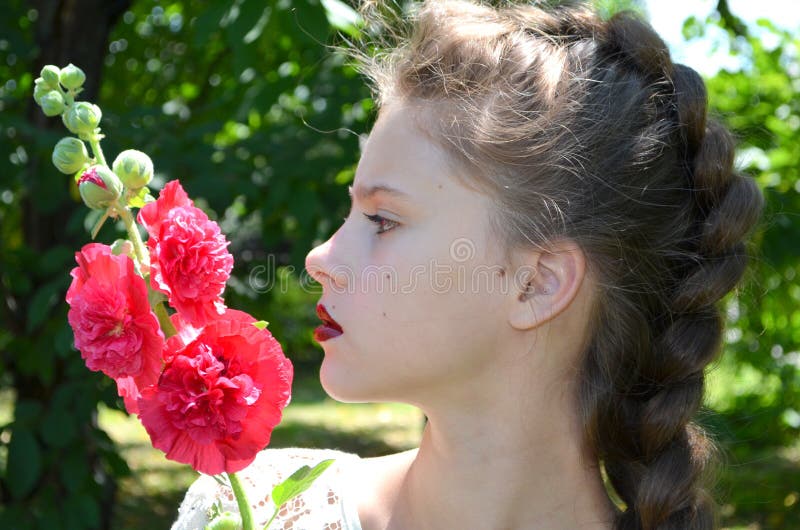 Ragazza con la malva rosa immagini stock libere da diritti Ragazza con la malva rosa immagini stock libere da diritti
