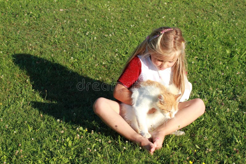 Ragazza con la mano ed il gatto rotti immagini stock Ragazza con la mano ed il gatto rotti immagini stock