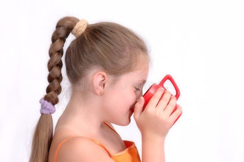Ragazza con tazza rossa fotografia stock libera da diritti