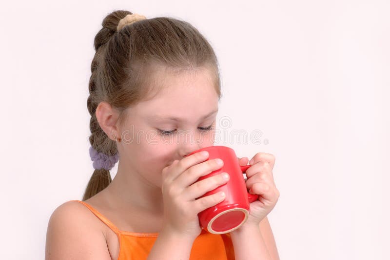 Ragazza con tazza rossa immagini stock