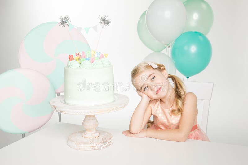 Ragazza con la torta di compleanno fotografie stock libere da diritti Ragazza con la torta di compleanno fotografie stock libere da diritti