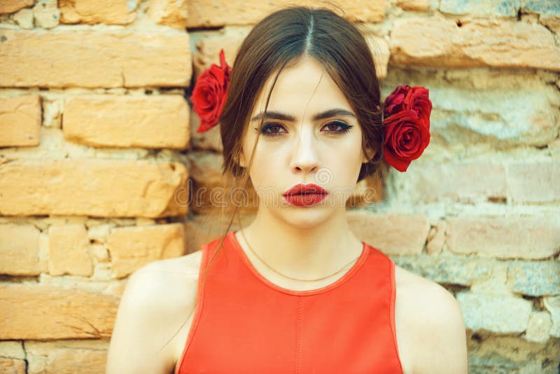Ragazza con le labbra rosse e le rose fresche in capelli fotografia stock Ragazza con le labbra rosse e le rose fresche in capelli fotografia stock