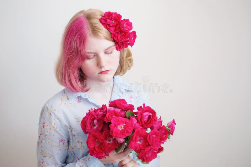 ragazza con le rose rosse su fondo bianco fotografia stock ragazza con le rose rosse su fondo bianco fotografia stock