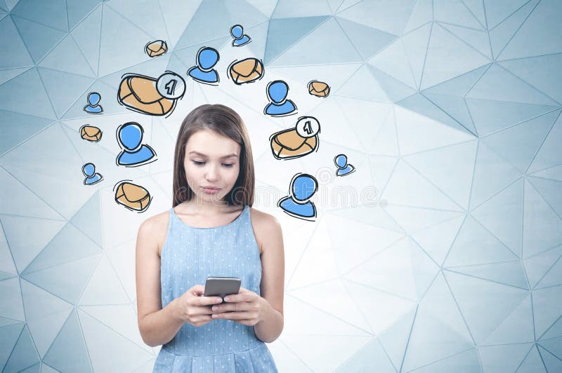 Ragazza con lo smartphone, icone del email fotografie stock libere da diritti Ragazza con lo smartphone, icone del email fotografie stock libere da diritti