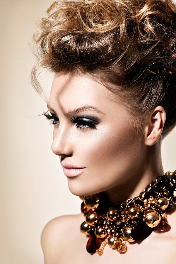 Ragazza con trucco e l'acconciatura perfetti di modo immagine stock libera da diritti Ragazza con trucco e l'acconciatura perfetti di modo immagine stock libera da diritti