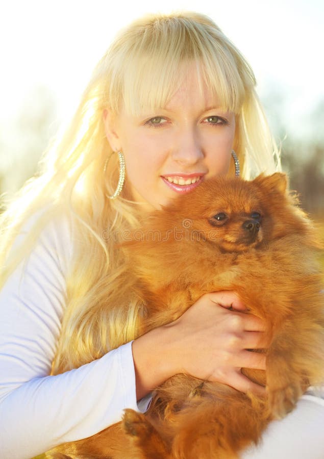 Ragazza con un cane fotografia stock Ragazza con un cane fotografia stock