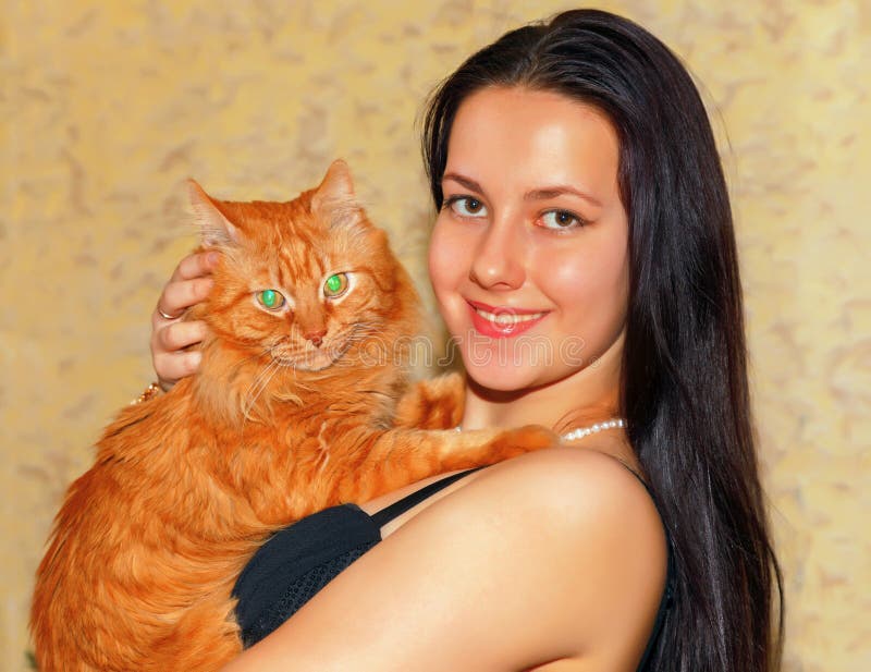 Ragazza con un gatto rosso fotografie stock Ragazza con un gatto rosso fotografie stock