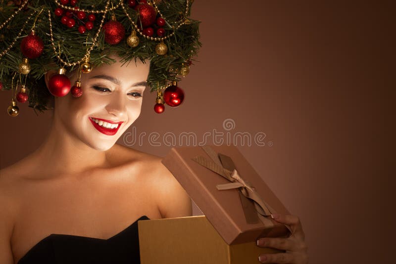 Ragazza con una corona di natale sulla testa Apri scatola regalo magica immagini stock libere da diritti