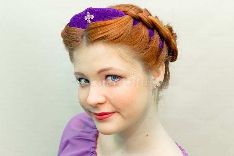 Ragazza con uno stile di capelli in uno stile dello slavo fotografia stock Ragazza con uno stile di capelli in uno stile dello slavo fotografia stock