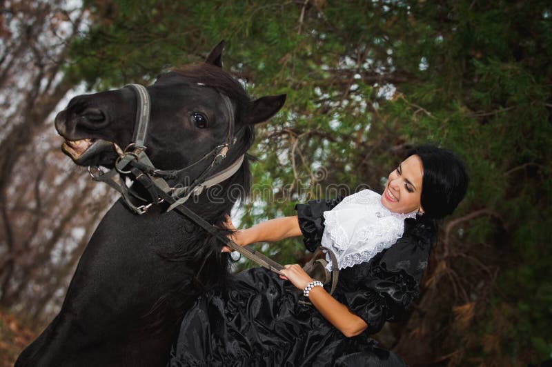 Ragazza in costume a cavallo immagine stock Ragazza in costume a cavallo immagine stock