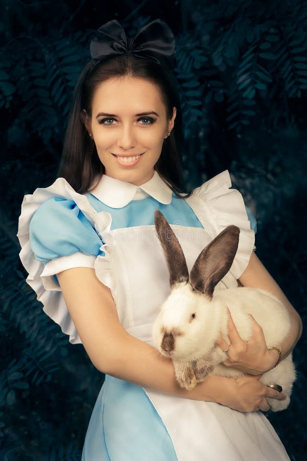 Ragazza Costumed Come Alice Nel Paese Delle Meraviglie Con Il Coniglio  Bianco Immagine Stock - Immagine di sogno, favola: 60191631