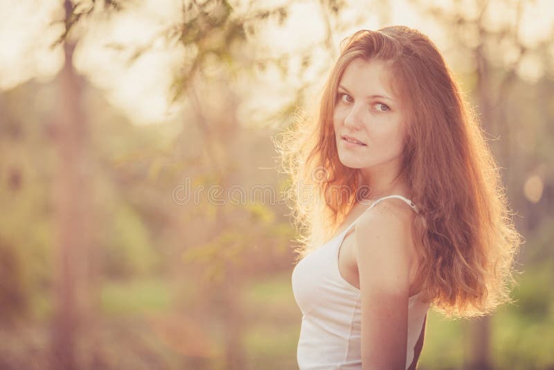 Ragazza d'avanguardia dei pantaloni a vita bassa che si rilassa sulla strada al tempo di giorno fotografie stock libere da diritti Ragazza d'avanguardia dei pantaloni a vita bassa che si rilassa sulla strada al tempo di giorno fotografie stock libere da diritti
