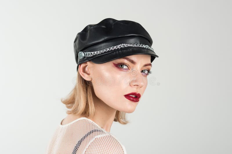 Ragazza d'avanguardia nello stile della roccia Raffreddi lo sguardo della ragazza sexy con trucco alla moda Donna della roccia co immagine stock Ragazza d'avanguardia nello stile della roccia Raffreddi lo sguardo della ragazza sexy con trucco alla moda Donna della roccia co immagine stock