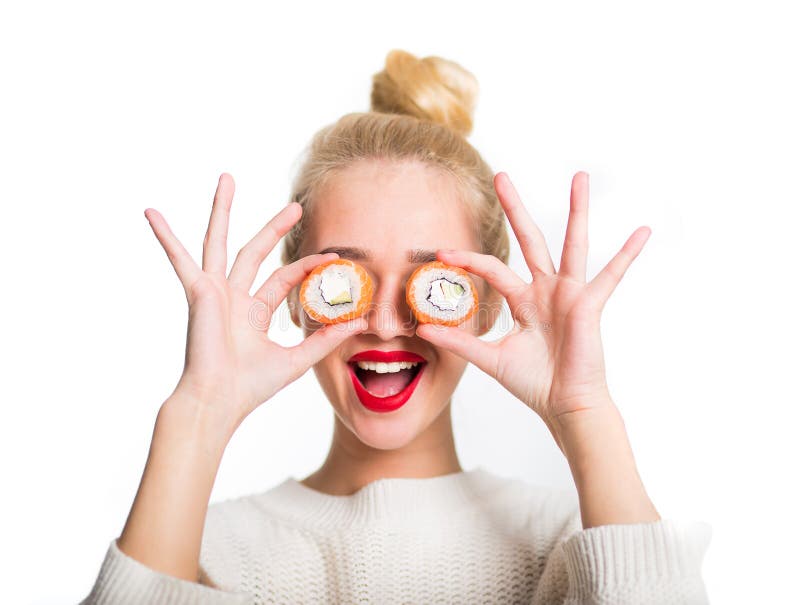 Ragazza dai capelli bianchi che mangia i sushi fotografia stock libera da diritti Ragazza dai capelli bianchi che mangia i sushi fotografia stock libera da diritti