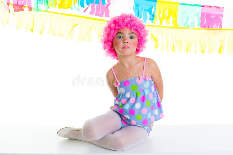 Ragazza del bambino del bambino con l'espressione divertente della parrucca di rosa del pagliaccio del partito fotografie stock libere da diritti Ragazza del bambino del bambino con l'espressione divertente della parrucca di rosa del pagliaccio del partito fotografie stock libere da diritti