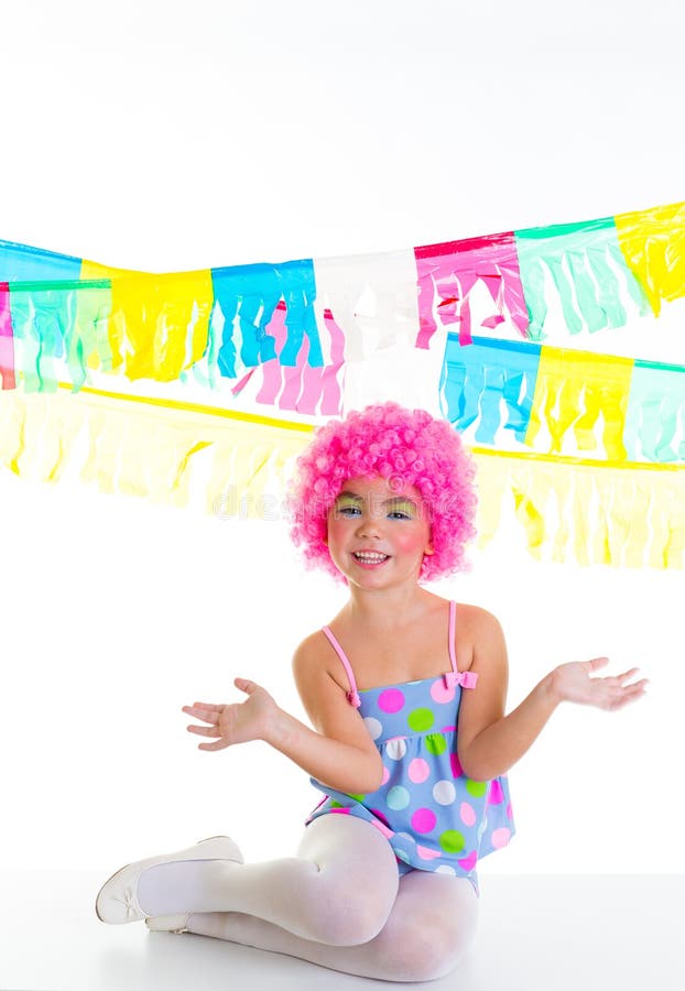 Ragazza del bambino del bambino con l'espressione divertente della parrucca di rosa del pagliaccio del partito fotografia stock libera da diritti Ragazza del bambino del bambino con l'espressione divertente della parrucca di rosa del pagliaccio del partito fotografia stock libera da diritti