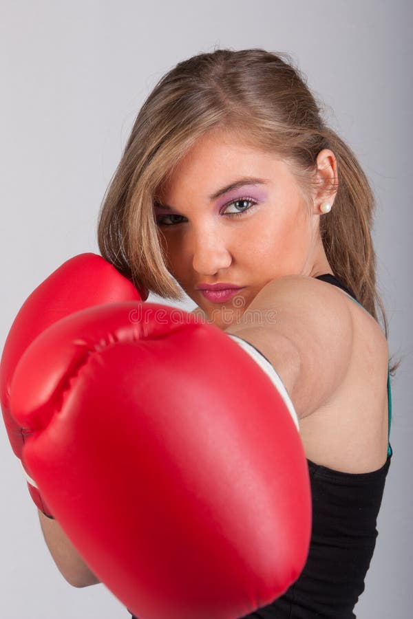Ragazza del combattente immagine stock libera da diritti Ragazza del combattente immagine stock libera da diritti