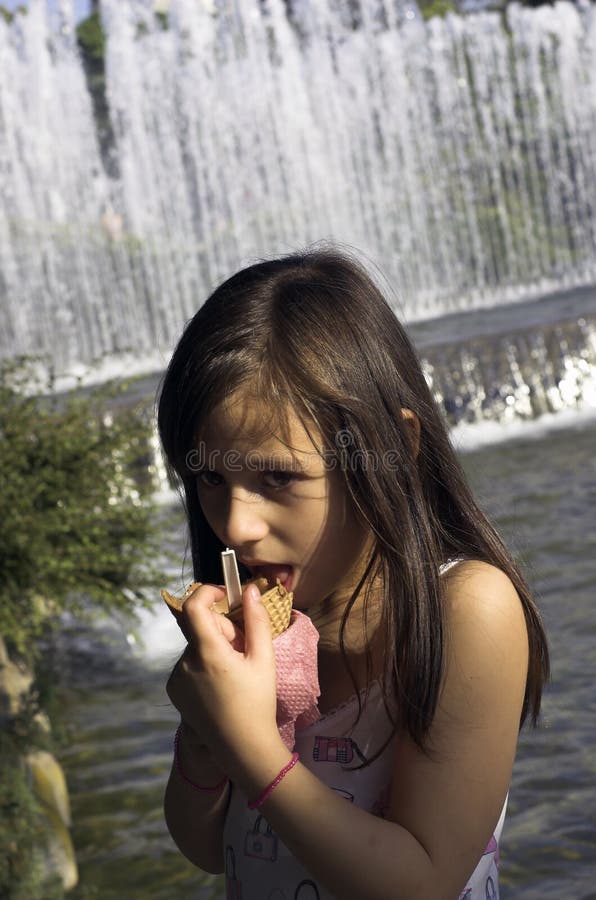 Ragazza del gelato immagini stock Ragazza del gelato immagini stock